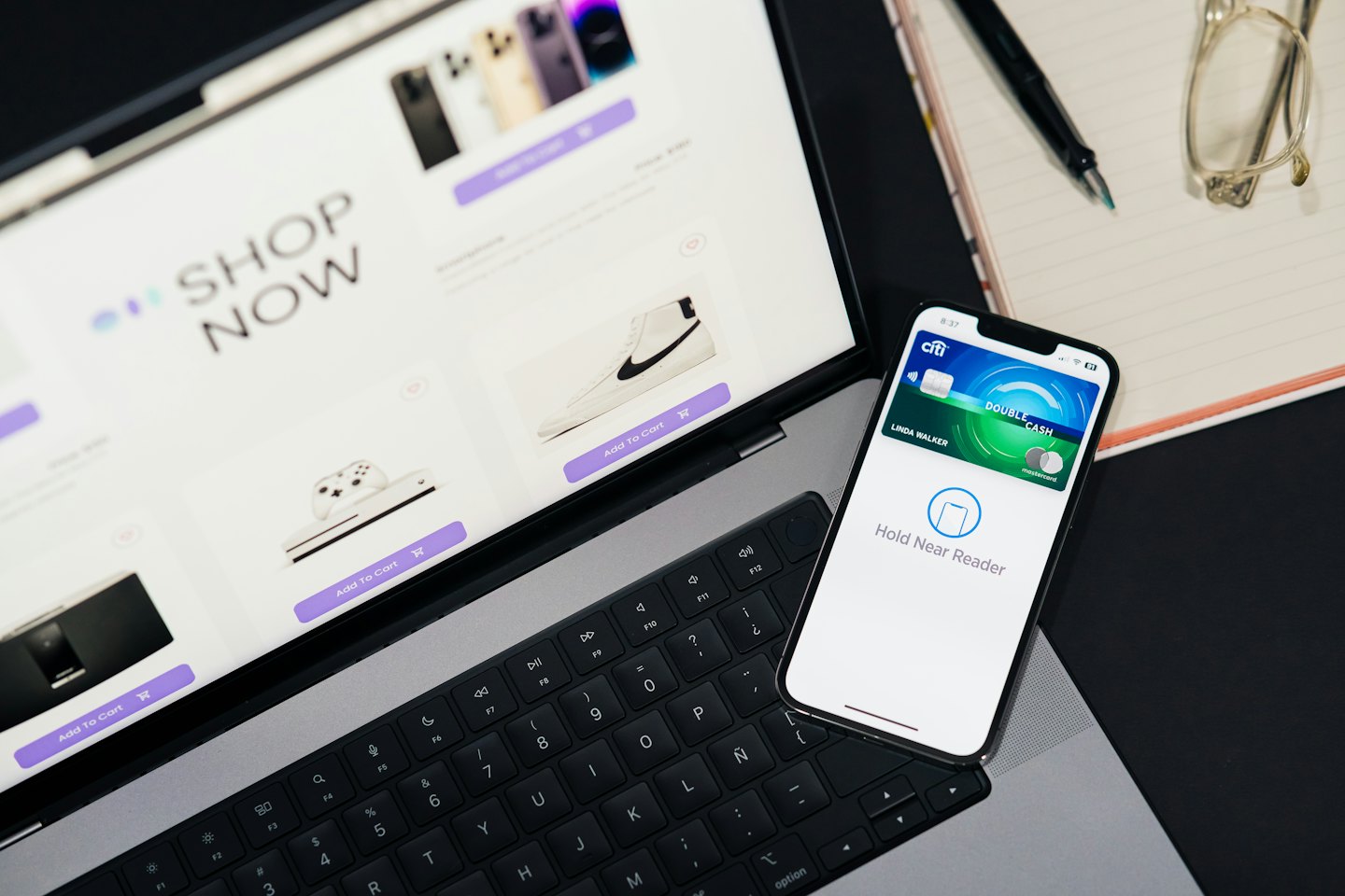 Laptop i smartfon pokazujące zakupy i płatności online.